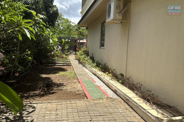 Flic en Flac – À vendre : spacieuse villa de 300 m², 5 chambres, située dans un quartier résidentiel calme.