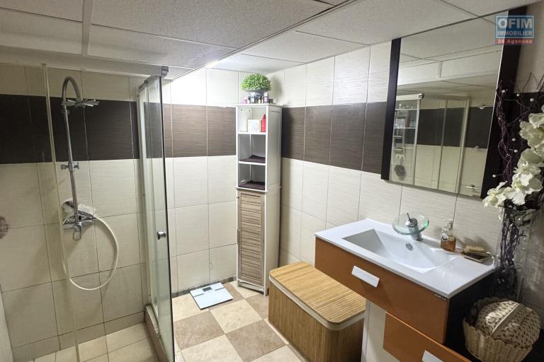 Flic en Flac – À vendre : spacieuse villa de 300 m², 5 chambres, située dans un quartier résidentiel calme.