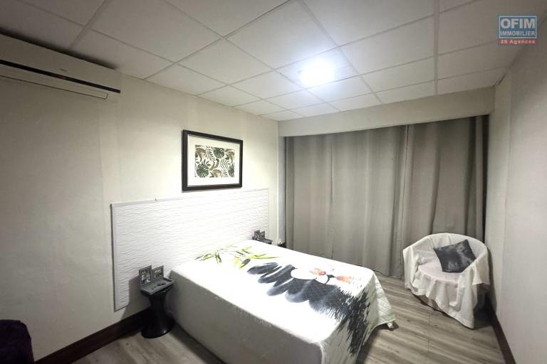 Flic en Flac – À vendre : spacieuse villa de 300 m², 5 chambres, située dans un quartier résidentiel calme.