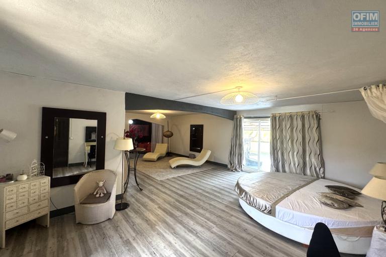 Flic en Flac – À vendre : spacieuse villa de 300 m², 5 chambres, située dans un quartier résidentiel calme.