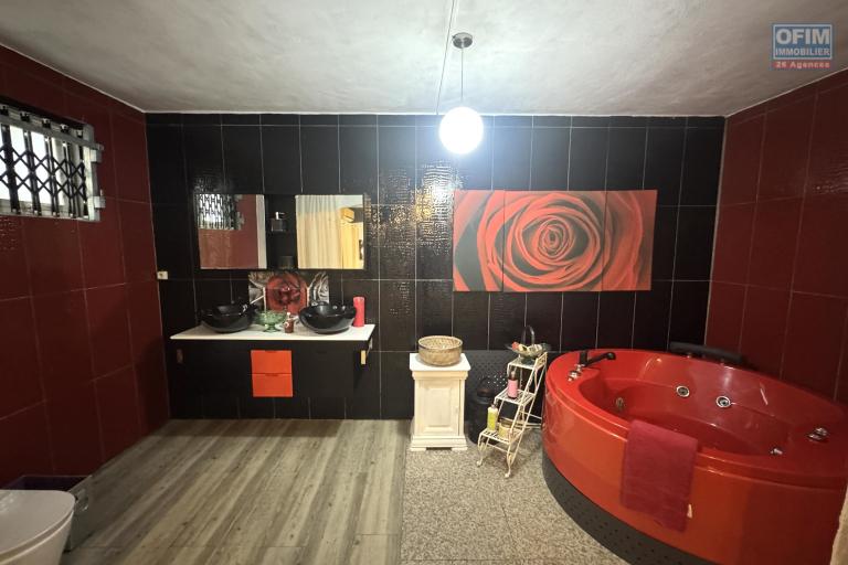 Flic en Flac – À vendre : spacieuse villa de 300 m², 5 chambres, située dans un quartier résidentiel calme.