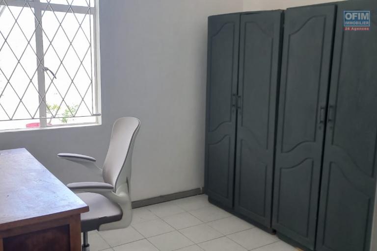 Bureau à louer à Pointe aux Cannoniers – 13 m² – Au calme, dans logement partagé