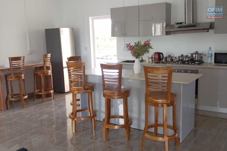 À LOUER – PENTHOUSE 3 CHAMBRES EN SUITE – PEREYBÈRE