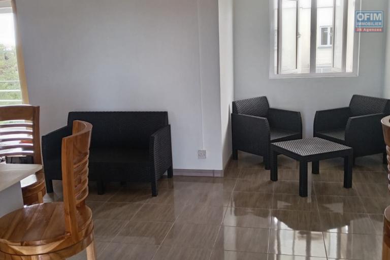 À LOUER – PENTHOUSE 3 CHAMBRES EN SUITE – PEREYBÈRE