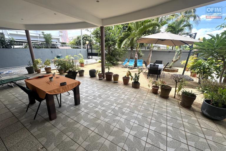 Flic en Flac – À vendre : Grande villa divisée en 2 appartements, 7 chambres, à deux pas de la plage et des commerces