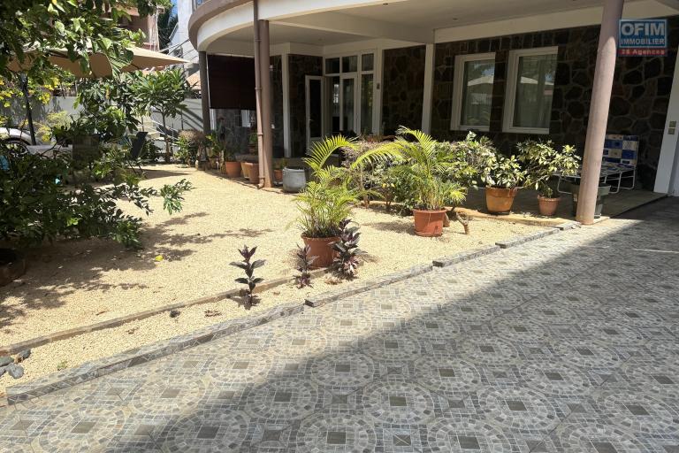 Flic en Flac – À vendre : Grande villa divisée en 2 appartements, 7 chambres, à deux pas de la plage et des commerces