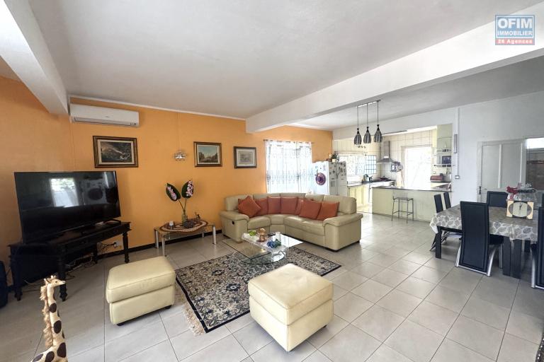 Flic en Flac – À vendre : Grande villa divisée en 2 appartements, 7 chambres, à deux pas de la plage et des commerces