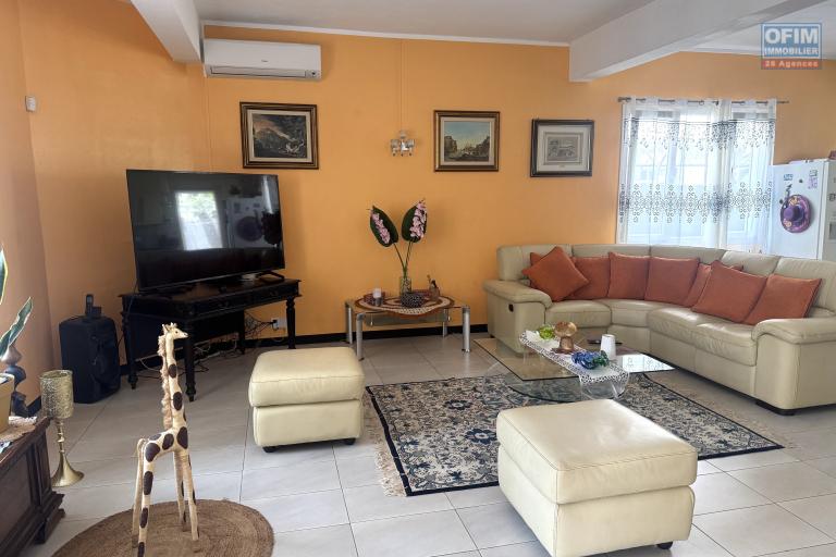 Flic en Flac – À vendre : Grande villa divisée en 2 appartements, 7 chambres, à deux pas de la plage et des commerces