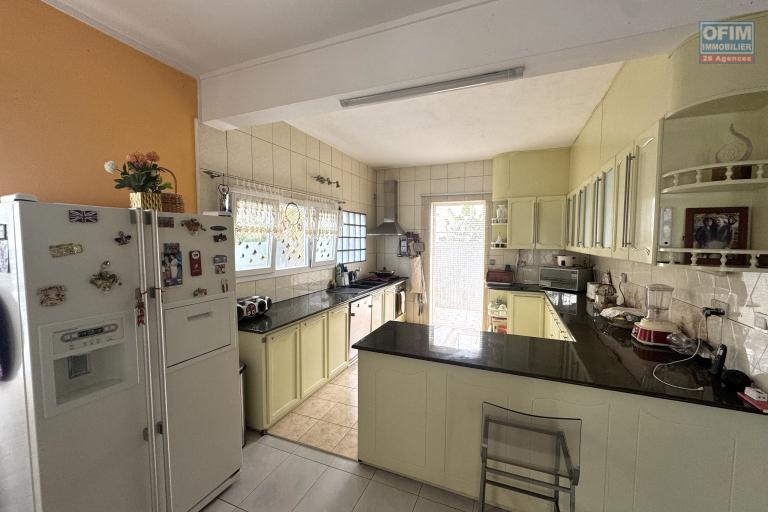 Flic en Flac – À vendre : Grande villa divisée en 2 appartements, 7 chambres, à deux pas de la plage et des commerces