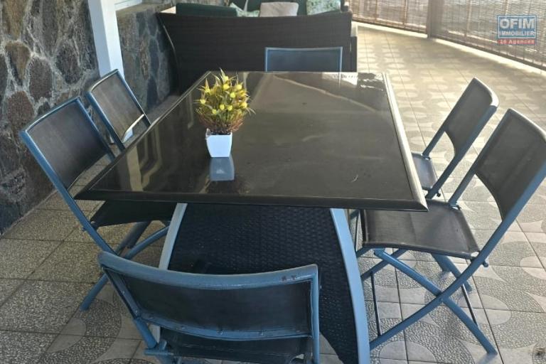 Flic en Flac – À vendre : Grande villa divisée en 2 appartements, 7 chambres, à deux pas de la plage et des commerces