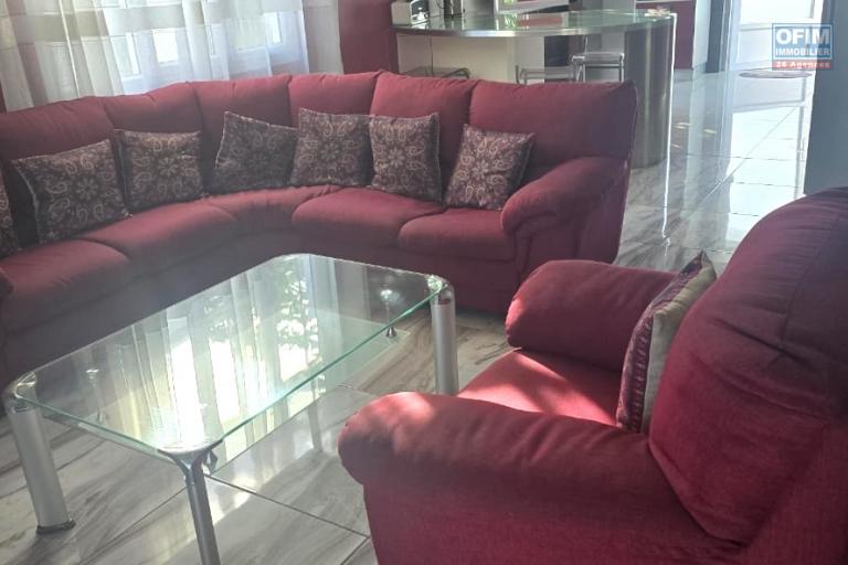 Flic en Flac – À vendre : Grande villa divisée en 2 appartements, 7 chambres, à deux pas de la plage et des commerces