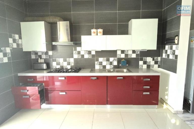 Flic en Flac – À vendre : Grande villa divisée en 2 appartements, 7 chambres, à deux pas de la plage et des commerces