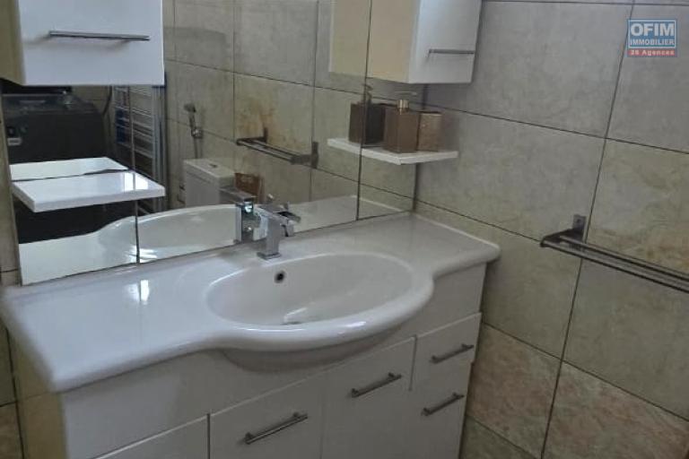 Flic en Flac – À vendre : Grande villa divisée en 2 appartements, 7 chambres, à deux pas de la plage et des commerces