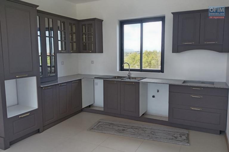 À VENDRE – PENTHOUSE NEUF 180 m² – CENTRE GRAND BAIE