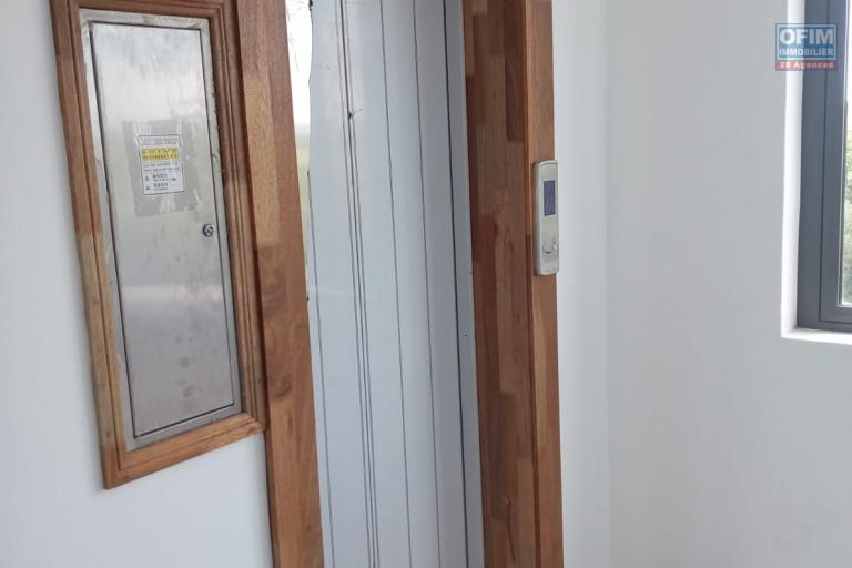 À VENDRE – PENTHOUSE NEUF 180 m² – CENTRE GRAND BAIE