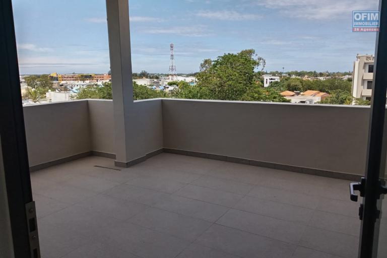 À VENDRE – PENTHOUSE NEUF 180 m² ACCESSIBLE AUX ETRANGERS – CENTRE GRAND BAIE