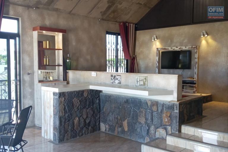  À LOUER – Grande villa atypique pleine de charme | 3 étages + rooftop | 3 à 4 chambres | Studio indépendant