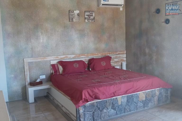  À LOUER – Grande villa atypique pleine de charme | 3 étages + rooftop | 3 à 4 chambres | Studio indépendant