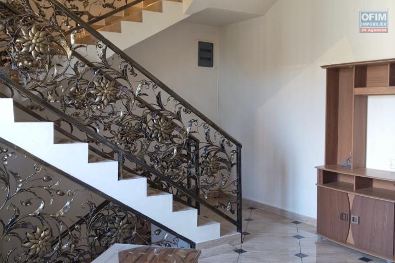  À LOUER – Grande villa atypique pleine de charme | 3 étages + rooftop | 3 à 4 chambres | Studio indépendant