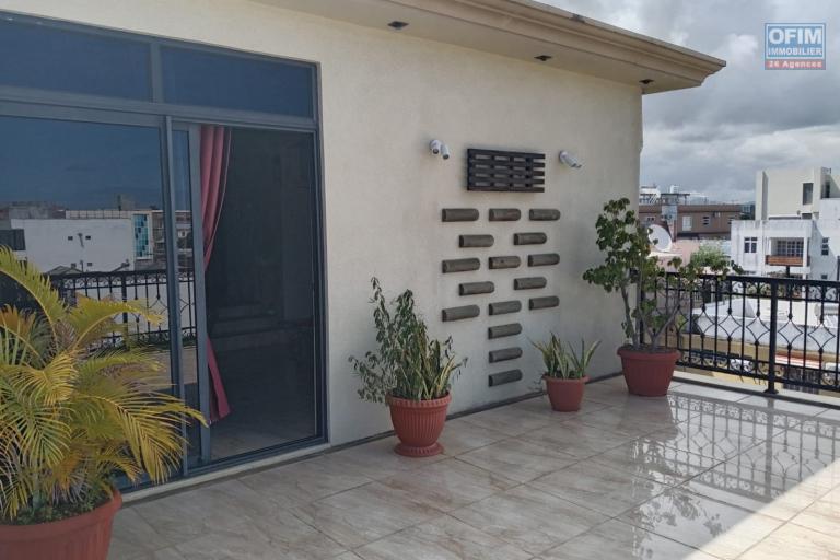 À LOUER – Grande villa atypique pleine de charme 3 à 4 chambres, Studio indépendant sur le rooftop
