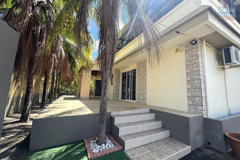 Flic en Flac – À vendre : spacieuse villa de 300 m², 5 chambres, située dans un quartier résidentiel calme.