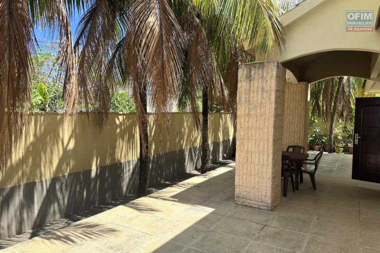 Flic en Flac – À vendre : spacieuse villa de 300 m², 5 chambres, située dans un quartier résidentiel calme.