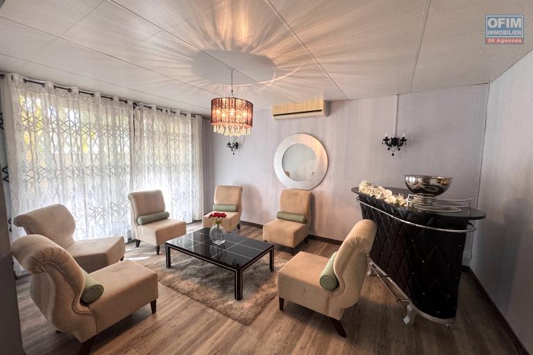 Flic en Flac – À vendre : spacieuse villa de 300 m², 5 chambres, située dans un quartier résidentiel calme.