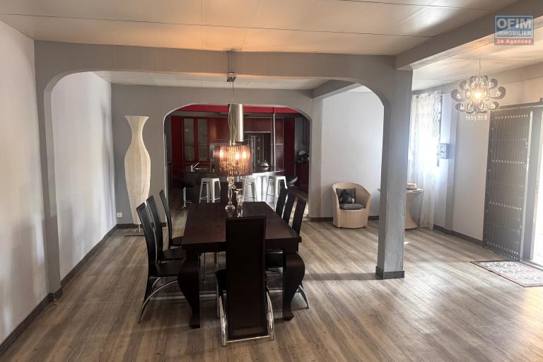 Flic en Flac – À vendre : spacieuse villa de 300 m², 5 chambres, située dans un quartier résidentiel calme.