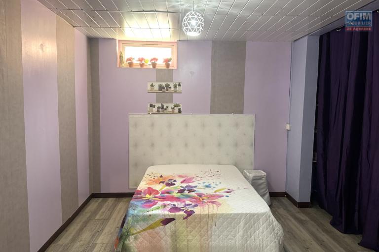 Flic en Flac – À vendre : spacieuse villa de 300 m², 5 chambres, située dans un quartier résidentiel calme.