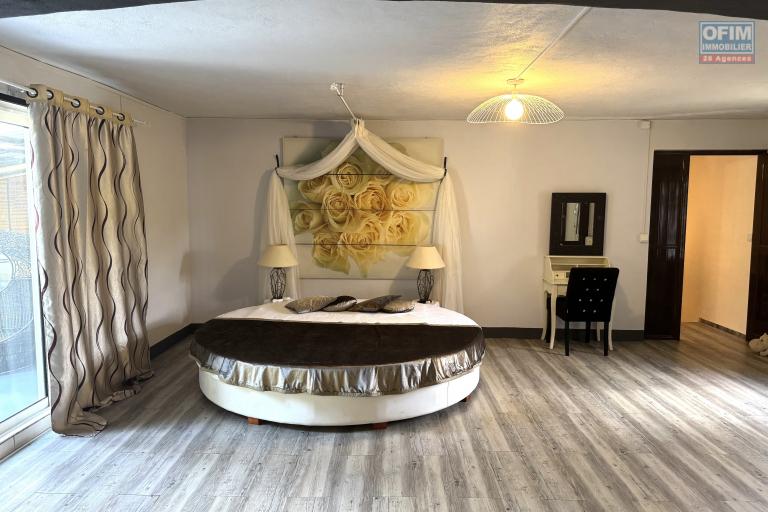 Flic en Flac – À vendre : spacieuse villa de 300 m², 5 chambres, située dans un quartier résidentiel calme.