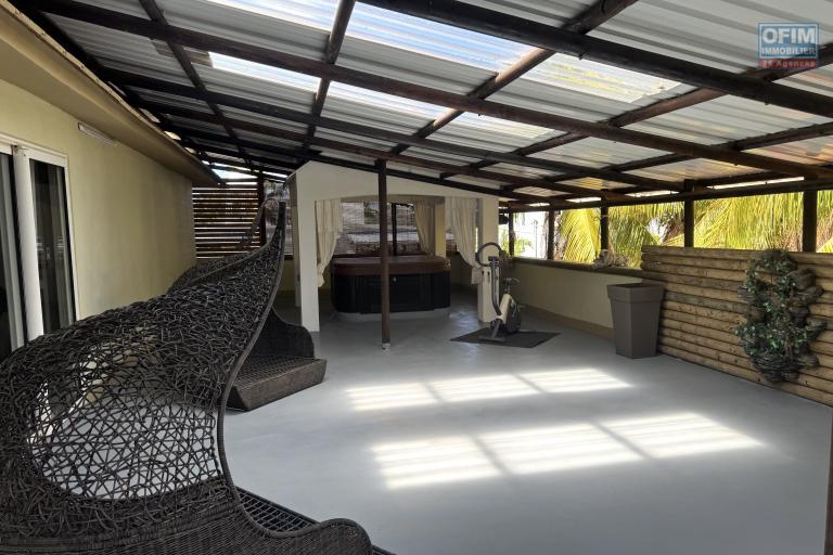 Flic en Flac – À vendre : spacieuse villa de 300 m², 5 chambres, située dans un quartier résidentiel calme.