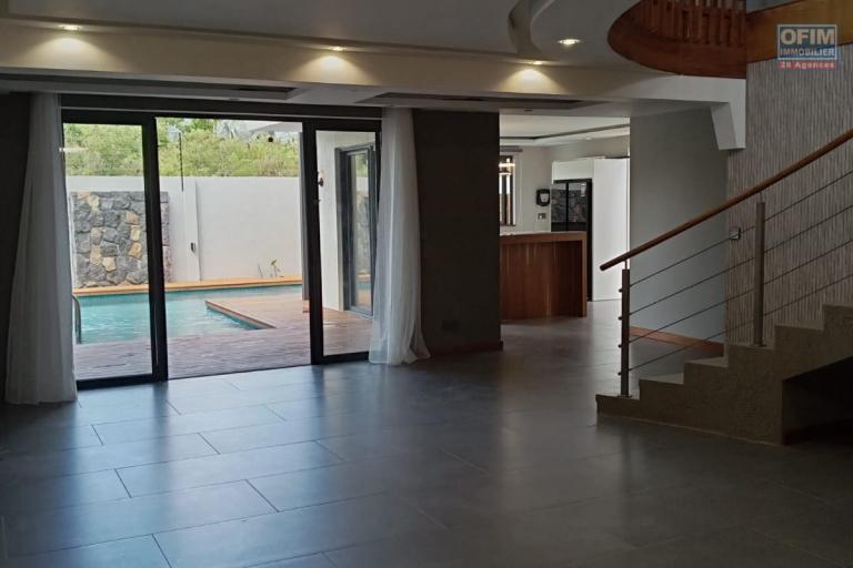 Villa contemporaine neuve à Pereybere – 6 chambres – Piscine centrale – Prestations premium