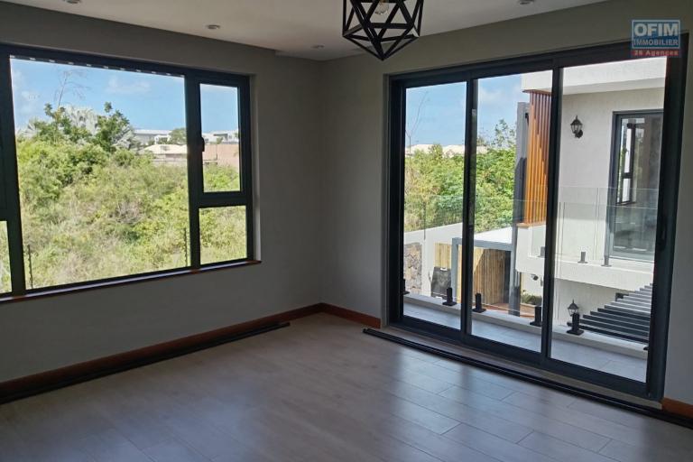 Villa contemporaine neuve à Pereybere – 6 chambres – Piscine centrale – Prestations premium