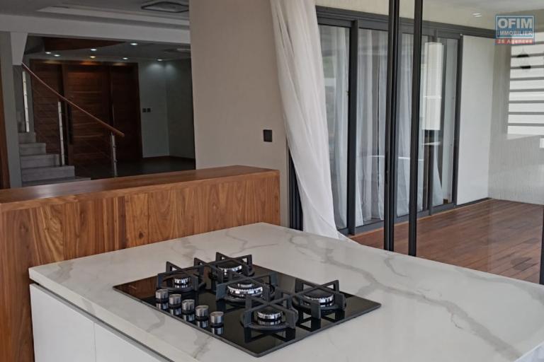 Villa contemporaine neuve à Pereybere – 6 chambres – Piscine centrale – Prestations premium