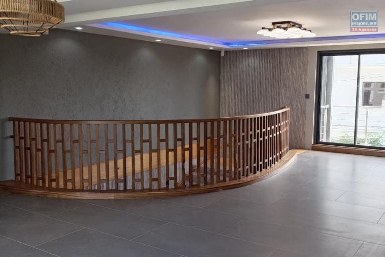 Villa contemporaine neuve à Pereybere – 6 chambres – Piscine centrale – Prestations premium