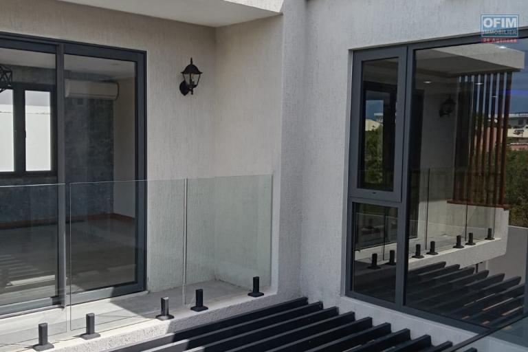 Villa contemporaine neuve à Pereybere – 6 chambres – Piscine centrale – Prestations premium