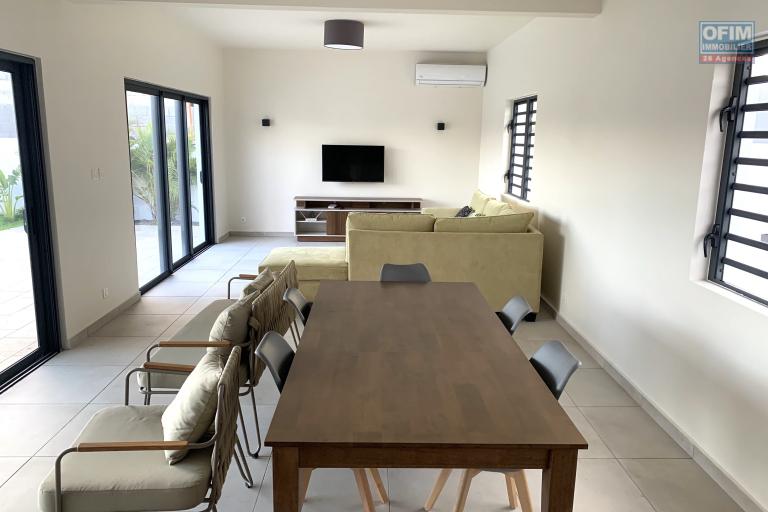 Albion &agrave; louer Belle est r&eacute;cente villa de plain-pied, trois chambres avec piscine situ&eacute;e dans un quartier calme.