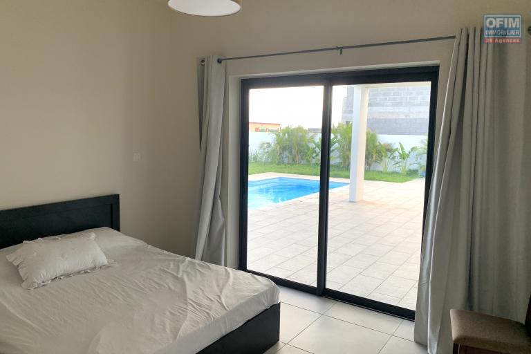 Albion &agrave; louer Belle est r&eacute;cente villa de plain-pied, trois chambres avec piscine situ&eacute;e dans un quartier calme.