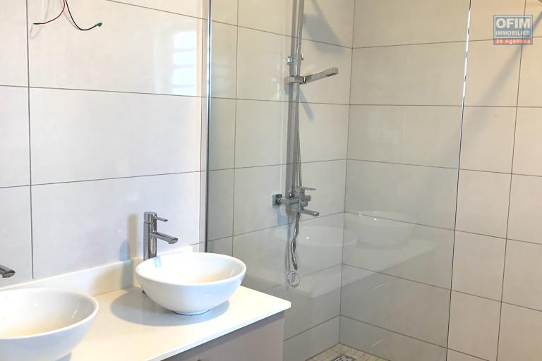 Albion &agrave; louer Belle est r&eacute;cente villa de plain-pied, trois chambres avec piscine situ&eacute;e dans un quartier calme.