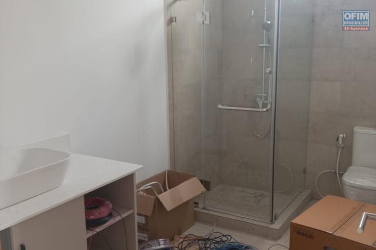 Saisissez une occasion unique d'acquérir une villa spacieuse et moderne à Grand Baie, dans un programme exclusif de 4 villas de luxe.