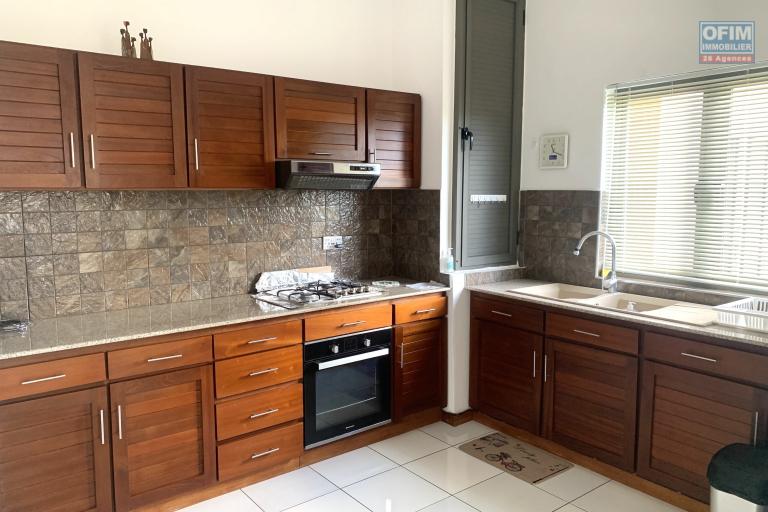 Flic en Flac &agrave; louer r&eacute;cent appartement 3 chambres situ&eacute; dans une belle r&eacute;sidence &agrave; 5 minutes &agrave; pieds de la plage et des commerces au calme.