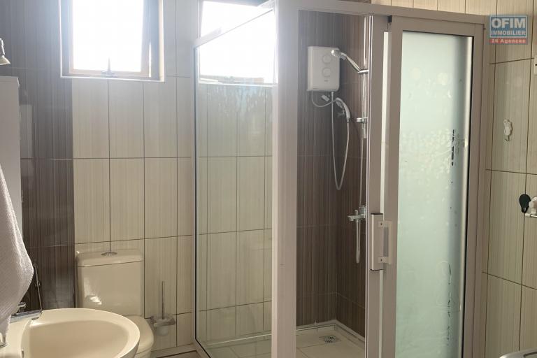 Flic en Flac &agrave; louer r&eacute;cent appartement 3 chambres situ&eacute; dans une belle r&eacute;sidence &agrave; 5 minutes &agrave; pieds de la plage et des commerces au calme.