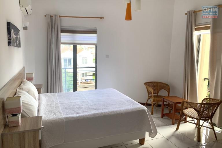 Flic en Flac &agrave; louer r&eacute;cent appartement 3 chambres situ&eacute; dans une belle r&eacute;sidence &agrave; 5 minutes &agrave; pieds de la plage et des commerces au calme.