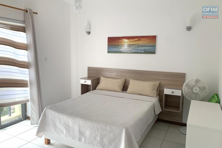 Flic en Flac &agrave; louer r&eacute;cent appartement 3 chambres situ&eacute; dans une belle r&eacute;sidence &agrave; 5 minutes &agrave; pieds de la plage et des commerces au calme.