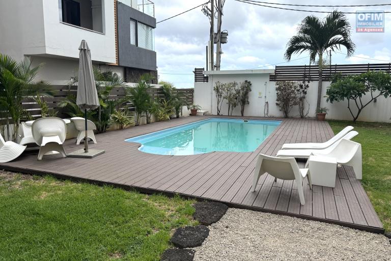 Flic en Flac île Maurice à louer appartement 2 chambres situé dans une résidence sécurisée avec piscine, ascenseur et parking couvert.