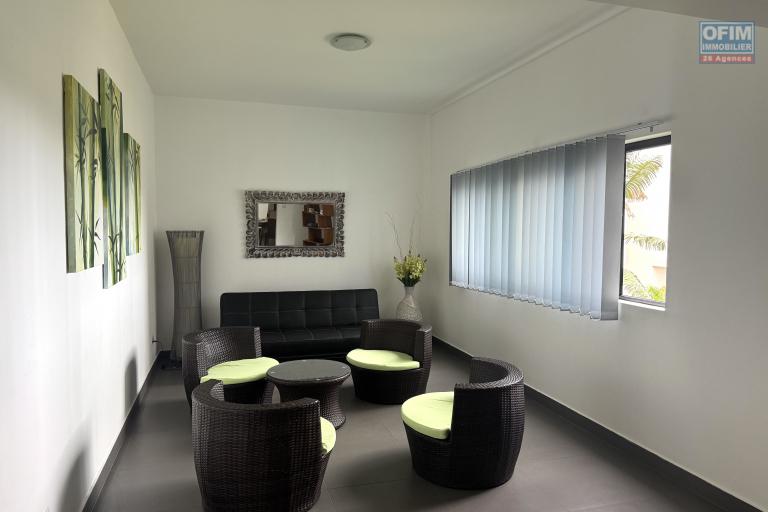 Flic en Flac île Maurice à louer appartement 2 chambres situé dans une résidence sécurisée avec piscine, ascenseur et parking couvert.