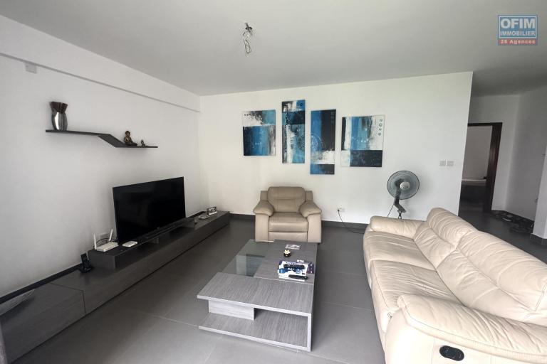 Flic en Flac île Maurice à louer appartement 2 chambres situé dans une résidence sécurisée avec piscine, ascenseur et parking couvert.