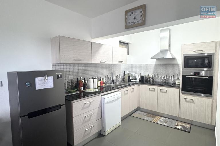 Flic en Flac &agrave; louer appartement 2 chambres situ&eacute; dans une r&eacute;sidence s&eacute;curis&eacute;e avec piscine, ascenseur et parking couvert.