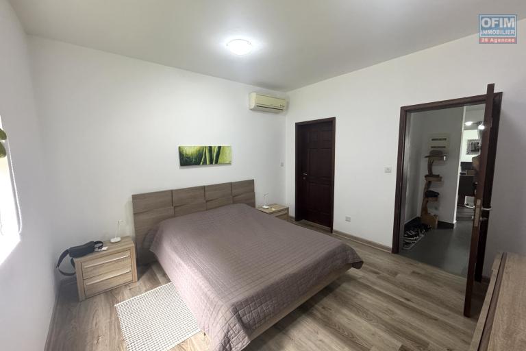 Flic en Flac &agrave; louer appartement 2 chambres situ&eacute; dans une r&eacute;sidence s&eacute;curis&eacute;e avec piscine, ascenseur et parking couvert.