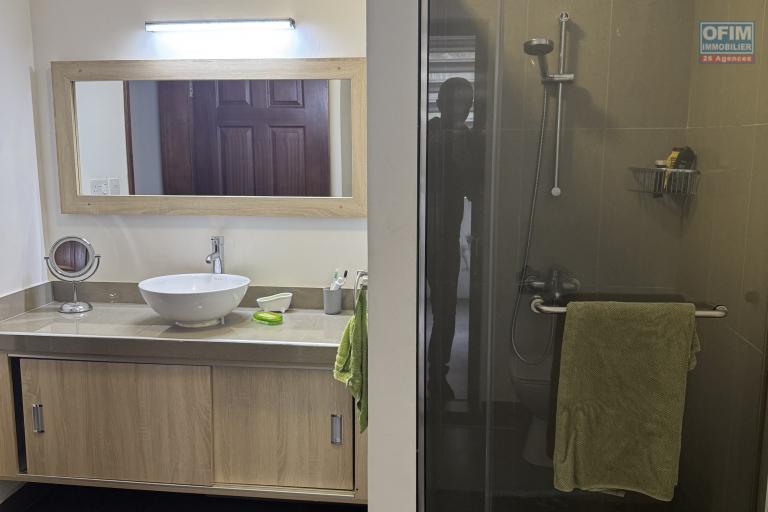 Flic en Flac &agrave; louer appartement 2 chambres situ&eacute; dans une r&eacute;sidence s&eacute;curis&eacute;e avec piscine, ascenseur et parking couvert.